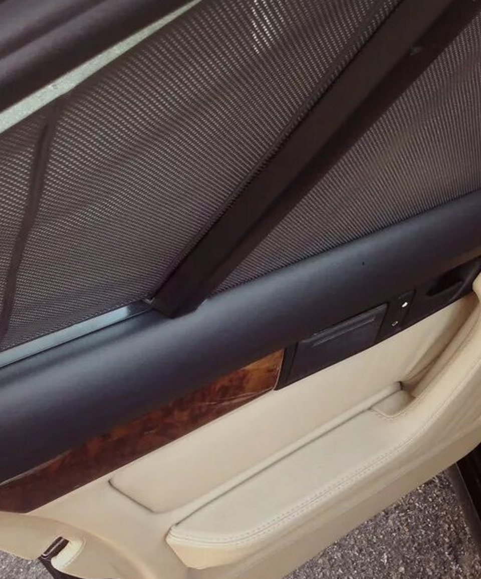 Установка солнцезащитных шторок в дверные карты автомобиля